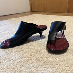 🤍 Worn at home, so basically new my friends! Beautiful asymmetric kitten heel!